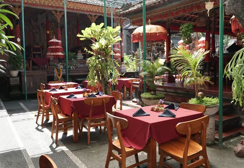 Daylight courtyard dining at Ubud